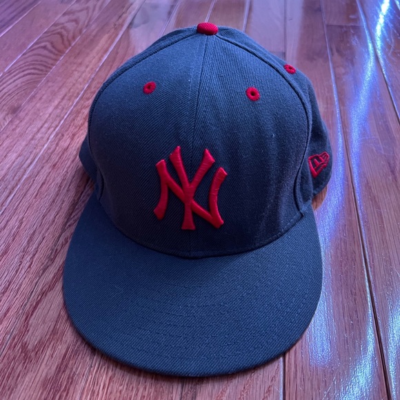 Fitted Yankees Cap - Picture 1 of 6